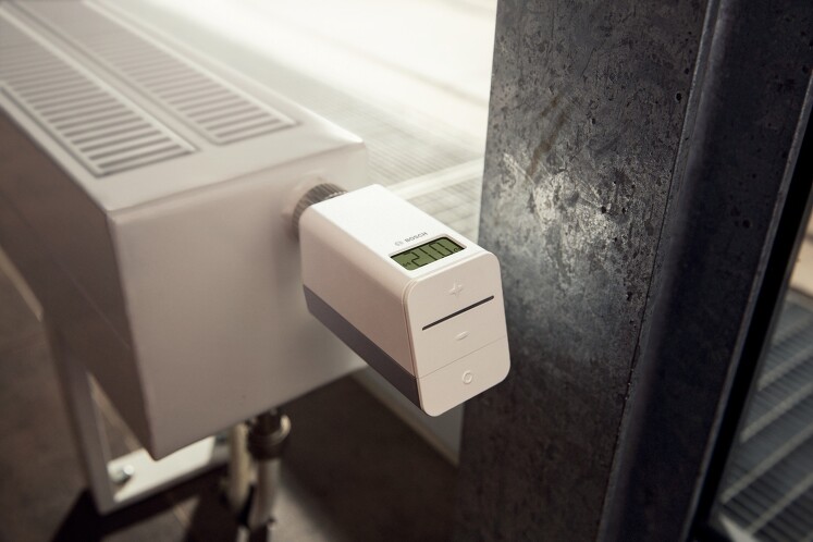 Das Heizkörperthermostat ermöglicht die einfache Regelung der Wohlfühltemperatur in jedem Raum mit individuellem Zeitprogramm. Die Bedienung erfolgt komfortabel direkt am Gerät oder per Bosch Smart Home App. Enthalten sind Schutzfunktionen wie Tastensperre, Frostschutz und Verkaltungsschutz. Kombinieren Sie es mit dem Tür-/Fensterkontakt, um Ihre Energiekosten niedrig zu halten. Das Heizkörperthermostat ermöglicht die einfache Regelung der Wohlfühltemperatur in jedem Raum mit individuellem Zeitprogramm. Die Bedienung erfolgt komfortabel direkt am Gerät oder per Bosch Smart Home App. Enthalten sind Schutzfunktionen wie Tastensperre, Frostschutz und Verkaltungsschutz. Kombinieren Sie es mit dem Tür-/Fensterkontakt, um Ihre Energiekosten niedrig zu halten.